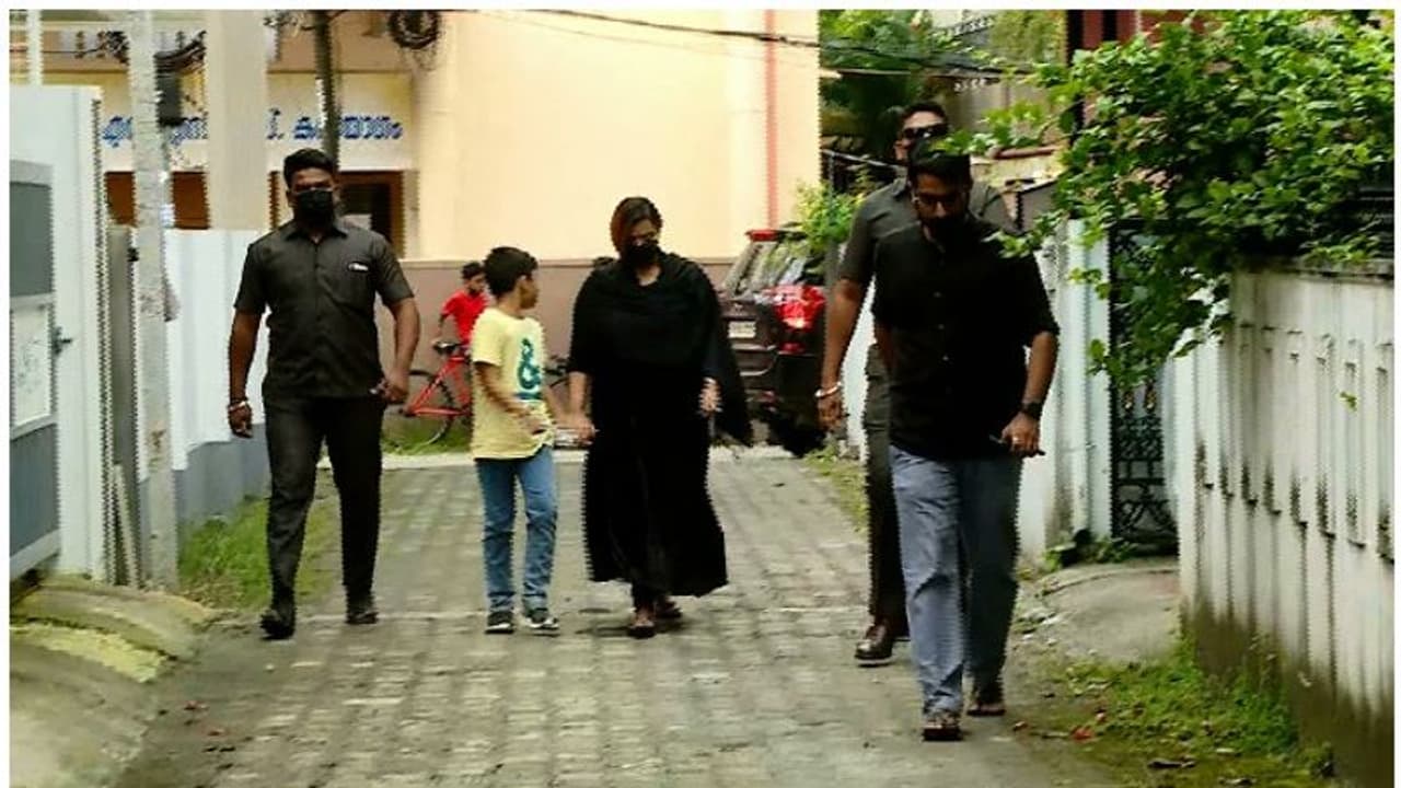 സ്വപ്ന സുരഷ് കൊച്ചിയില്‍, ഗൂഡാലോചന കേസ് റദ്ദാക്കണമെന്നാവശ്യപ്പെട്ട് നാളെ ഹൈക്കോടതിയില്‍ ഹര്‍ജി നല്‍കും