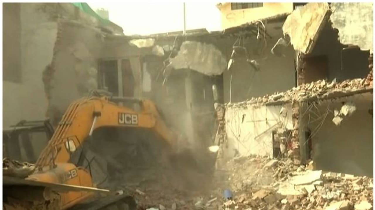 നബി നിന്ദക്കെതിരായ പ്രതിഷേധം; സംഘർഷത്തിലെ മുഖ്യപ്രതിയുടെ വീട് ബുള്ഡോസര് കൊണ്ട് തകര്ത്തു നബി നിന്ദക്കെതിരായ പ്രതിഷേധം; സംഘർഷത്തിലെ മുഖ്യപ്രതിയുടെ വീട് ബുള്ഡോസര് കൊണ്ട് തകര്ത്തു