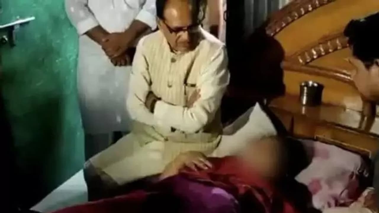 ஹோட்டலுக்கு சென்ற பெண்ணுக்கு நேர்ந்த அவலம்... முகத்தில் 118 தையல்!! ஹோட்டலுக்கு சென்ற பெண்ணுக்கு நேர்ந்த அவலம்... முகத்தில் 118 தையல்!!