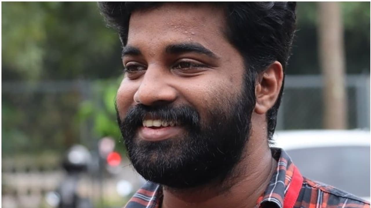 പിടികിട്ടാപ്പുള്ളിയെന്ന് പൊലീസ്, ഒടുവില് കീഴടങ്ങി; എസ്എഫ്ഐ സംസ്ഥാന സെക്രട്ടറി പി എം ആർഷോ റിമാൻഡിൽ പിടികിട്ടാപ്പുള്ളിയെന്ന് പൊലീസ്, ഒടുവില് കീഴടങ്ങി; എസ്എഫ്ഐ സംസ്ഥാന സെക്രട്ടറി പി എം ആർഷോ റിമാൻഡിൽ