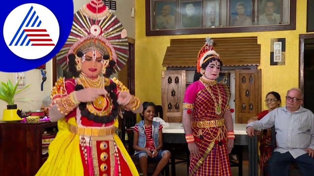 Udupi: ಮನೆಬಾಗಿಲಿಗೆ ಬಂದು ಕುಣಿಯುವ ಯಕ್ಷರು: ಮಳೆಗಾಲದಲ್ಲಿ ಚಿಕ್ಕಮೇಳಗಳ ಕಲರವ Udupi: ಮನೆಬಾಗಿಲಿಗೆ ಬಂದು ಕುಣಿಯುವ ಯಕ್ಷರು: ಮಳೆಗಾಲದಲ್ಲಿ ಚಿಕ್ಕಮೇಳಗಳ ಕಲರವ