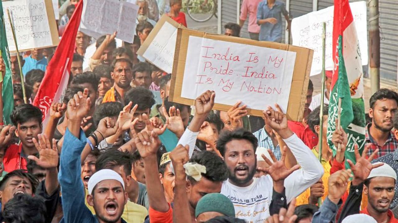 ಪ್ರತಿಭಟನೆ ವೇಳೆ ಹಿಂಸಾಚಾರ: ಶಂಕಿತರ ಫೋಟೋ ಪೋಸ್ಟರ್ ಹಾಕಿದ್ದ ಪೊಲೀಸ್ ಅಧಿಕಾರಿಗೆ ಶೋಕಾಸ್ ನೊಟೀಸ್ ಪ್ರತಿಭಟನೆ ವೇಳೆ ಹಿಂಸಾಚಾರ: ಶಂಕಿತರ ಫೋಟೋ ಪೋಸ್ಟರ್ ಹಾಕಿದ್ದ ಪೊಲೀಸ್ ಅಧಿಕಾರಿಗೆ ಶೋಕಾಸ್ ನೊಟೀಸ್