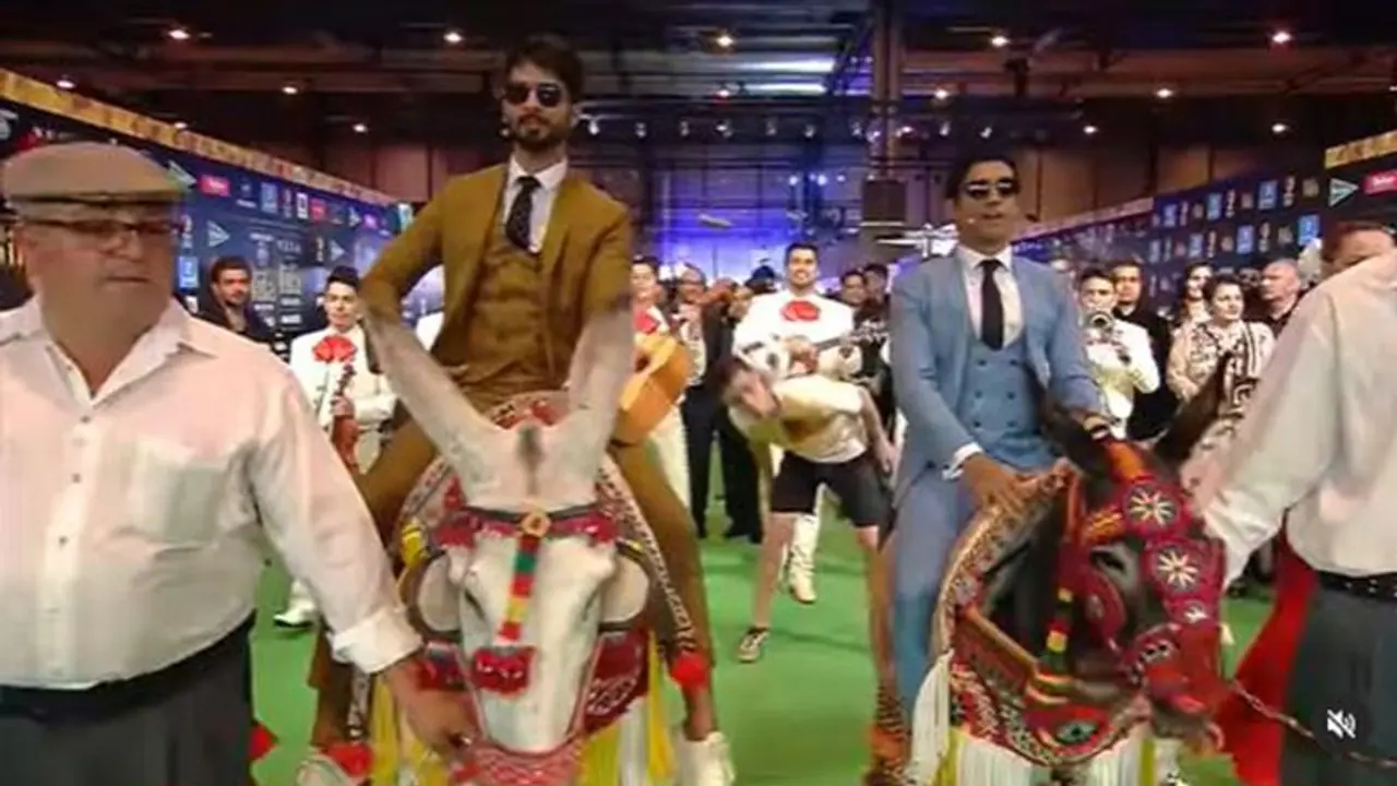 IIFA 2022 : अबू धाबी में शाहिद कपूर, फरहान अख्तर को गधों पर बिठाकर घुमाया गया ! एक्टर्स की हुई ऐसी हालत IIFA 2022 : अबू धाबी में शाहिद कपूर, फरहान अख्तर को गधों पर बिठाकर घुमाया गया ! एक्टर्स की हुई ऐसी हालत