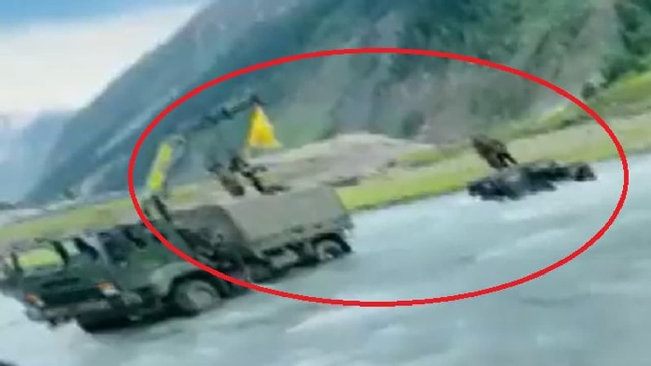 సెల్యూట్ టు ఇండియన్ ఆర్మీ.. సింధ్ నదిలో చిక్కుకున్న పౌరులను కాపాడిన సైనికులు సెల్యూట్ టు ఇండియన్ ఆర్మీ.. సింధ్ నదిలో చిక్కుకున్న పౌరులను కాపాడిన సైనికులు