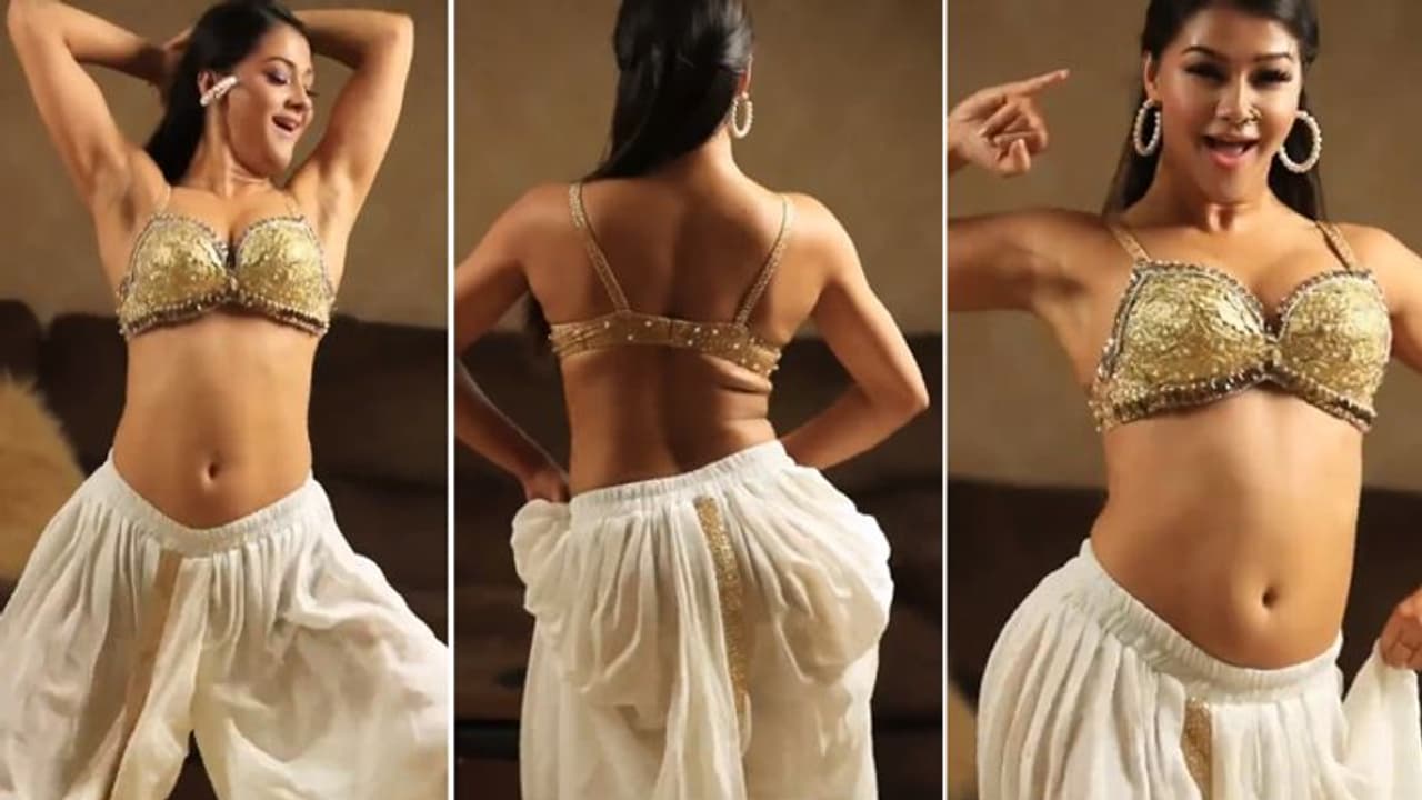 नम्रता मल्ला ने सेक्सी डांस से हिला डाला इंटरनेट, 'चिकनी चमेली' पर कैटरीना कैफ को टक्कर देती आई नजर नम्रता मल्ला ने सेक्सी डांस से हिला डाला इंटरनेट, 'चिकनी चमेली' पर कैटरीना कैफ को टक्कर देती आई नजर