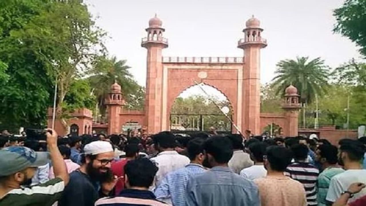 प्रयागराज हिंसा के मुख्य आरोपी जावेद के घर बुलडोजर कार्रवाई पर AMU छात्रों का प्रदर्शन, जमकर की नारेबाजी प्रयागराज हिंसा के मुख्य आरोपी जावेद के घर बुलडोजर कार्रवाई पर AMU छात्रों का प्रदर्शन, जमकर की नारेबाजी
