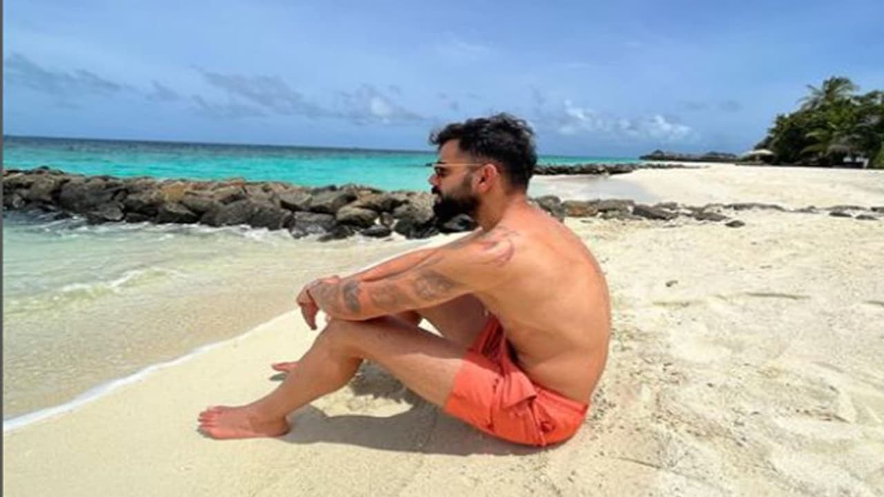 कोहली का कूल स्वैग देख फैंस ने कहा उफफफफ, शर्टलेस होकर बीच के किनारे विराट ने शेयर की अपनी फोटो कोहली का कूल स्वैग देख फैंस ने कहा उफफफफ, शर्टलेस होकर बीच के किनारे विराट ने शेयर की अपनी फोटो