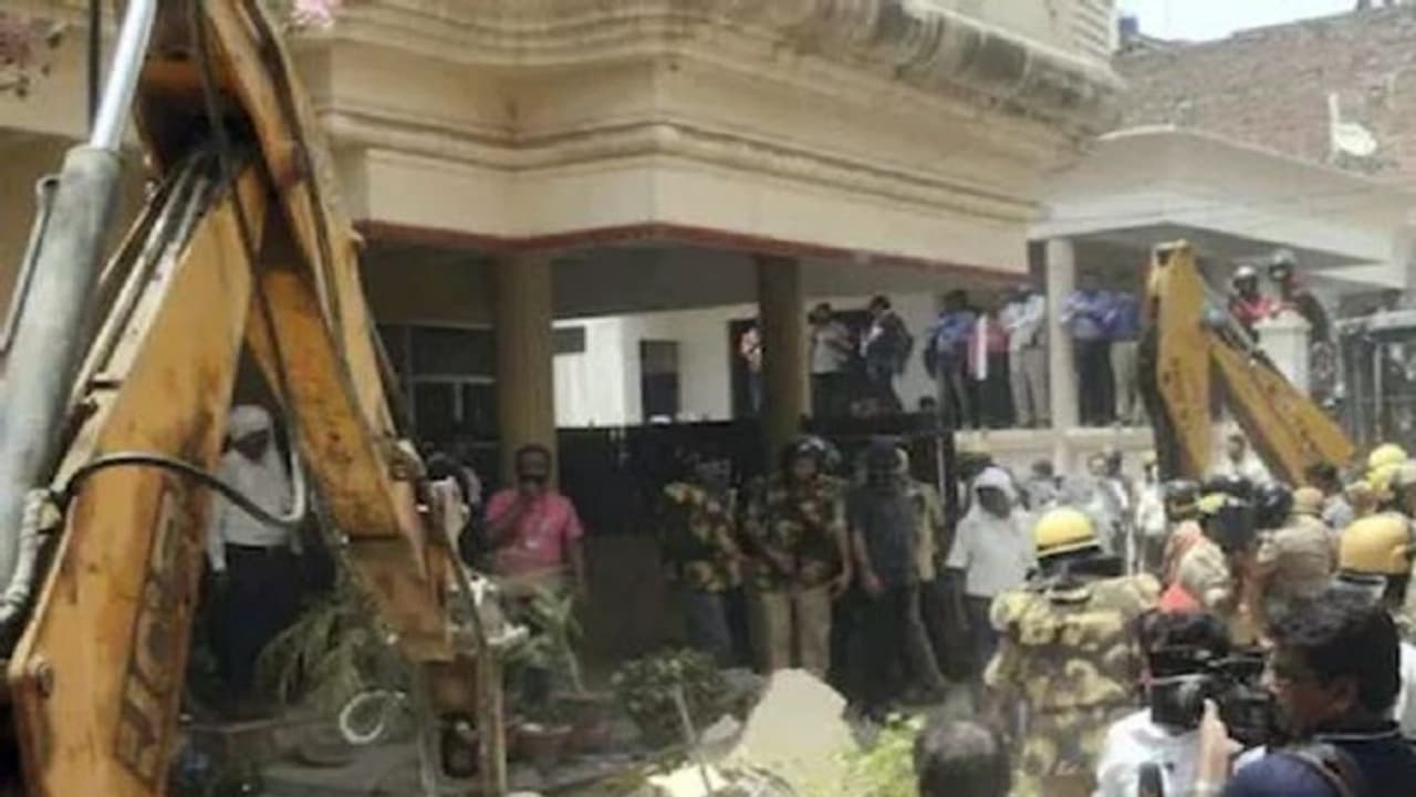 प्रयागराज हिंसा के मास्टरमाइंड जावेद पंप के घर का हुआ धवस्तीकरण, जानिए पुलिस को क्या मिला सामान प्रयागराज हिंसा के मास्टरमाइंड जावेद पंप के घर का हुआ धवस्तीकरण, जानिए पुलिस को क्या मिला सामान