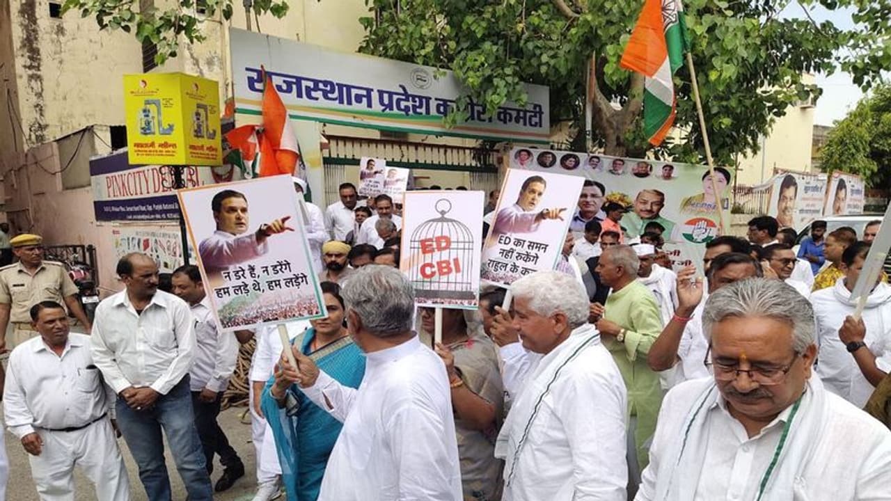 नेशनल हेराल्ड केस में राहुल गांधी की ED की सामने पेशी पर बिफरे कांग्रेसी, राजस्थान में जमकर विरोध प्रदर्शन नेशनल हेराल्ड केस में राहुल गांधी की ED की सामने पेशी पर बिफरे कांग्रेसी, राजस्थान में जमकर विरोध प्रदर्शन