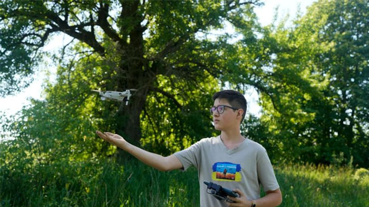 15 साल का यह लड़का उड़ा रहा था ड्रोन, तभी देखा कुछ ऐसा कि होश उड़ गए, रूस को उठाना पड़ा भारी नुकसान 15 साल का यह लड़का उड़ा रहा था ड्रोन, तभी देखा कुछ ऐसा कि होश उड़ गए, रूस को उठाना पड़ा भारी नुकसान