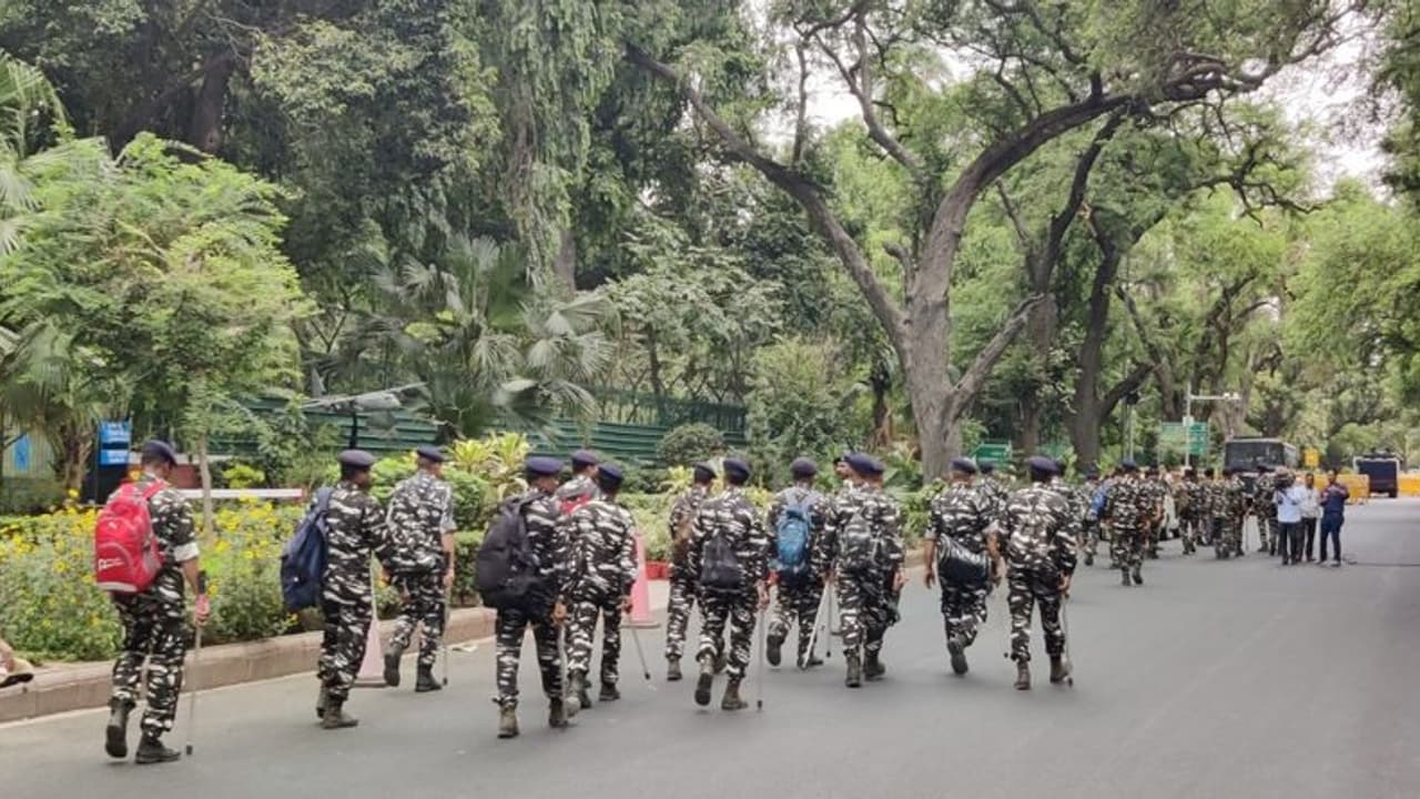 75th independence day: ఉగ్రవాదులు విరుచుకుపడొచ్చు... ఢిల్లీ పోలీసులకు ఐబీ హెచ్చరికలు 75th independence day: ఉగ్రవాదులు విరుచుకుపడొచ్చు... ఢిల్లీ పోలీసులకు ఐబీ హెచ్చరికలు