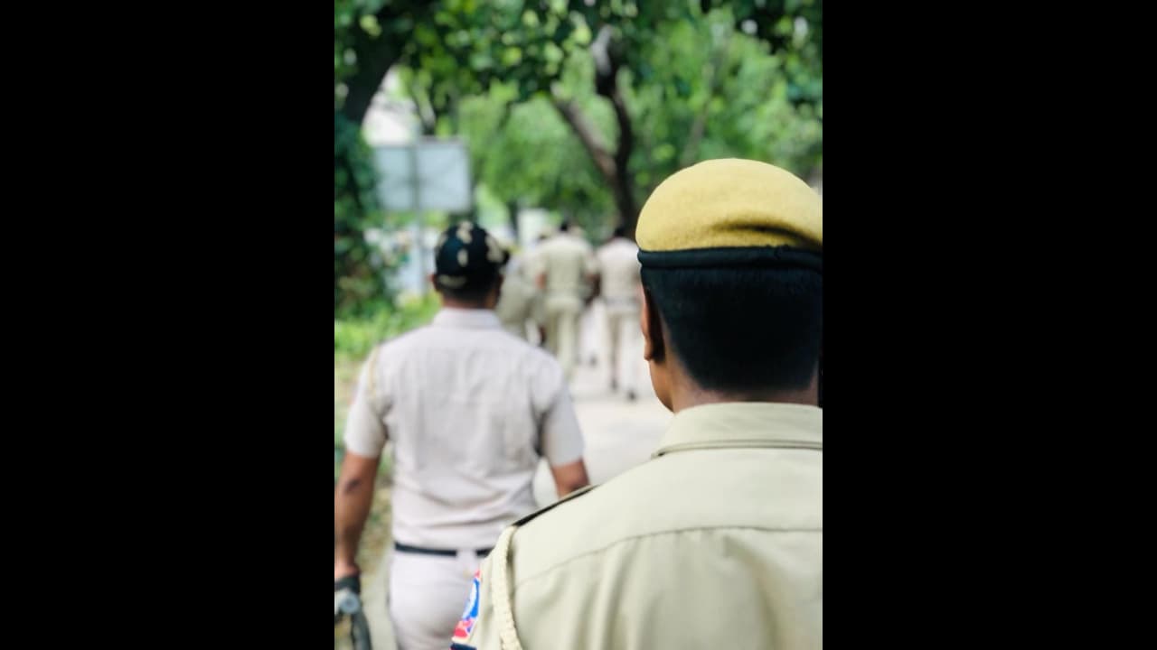 ఢిల్లీలో దొంగతనం కేసు.. నలుగురు పోలీసులు అరెస్టు ఢిల్లీలో దొంగతనం కేసు.. నలుగురు పోలీసులు అరెస్టు