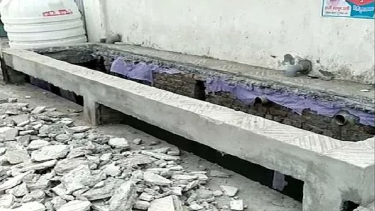 माननीयों में भी दिख रहा बुलडोजर का खौफ, अमरोहा सपा विधायक ने नोटिस चस्पा होने बाद उठाया बड़ा कदम माननीयों में भी दिख रहा बुलडोजर का खौफ, अमरोहा सपा विधायक ने नोटिस चस्पा होने बाद उठाया बड़ा कदम