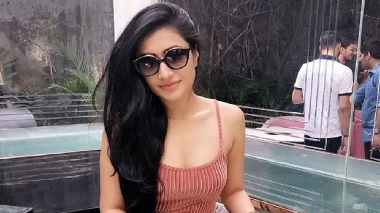 লন্ডনের মাঠে ঘাটে ক্ষেতে এ কী করছেন চাহল পত্নী ধনশ্রী, দেখুন ভাইরাল ভিডিও