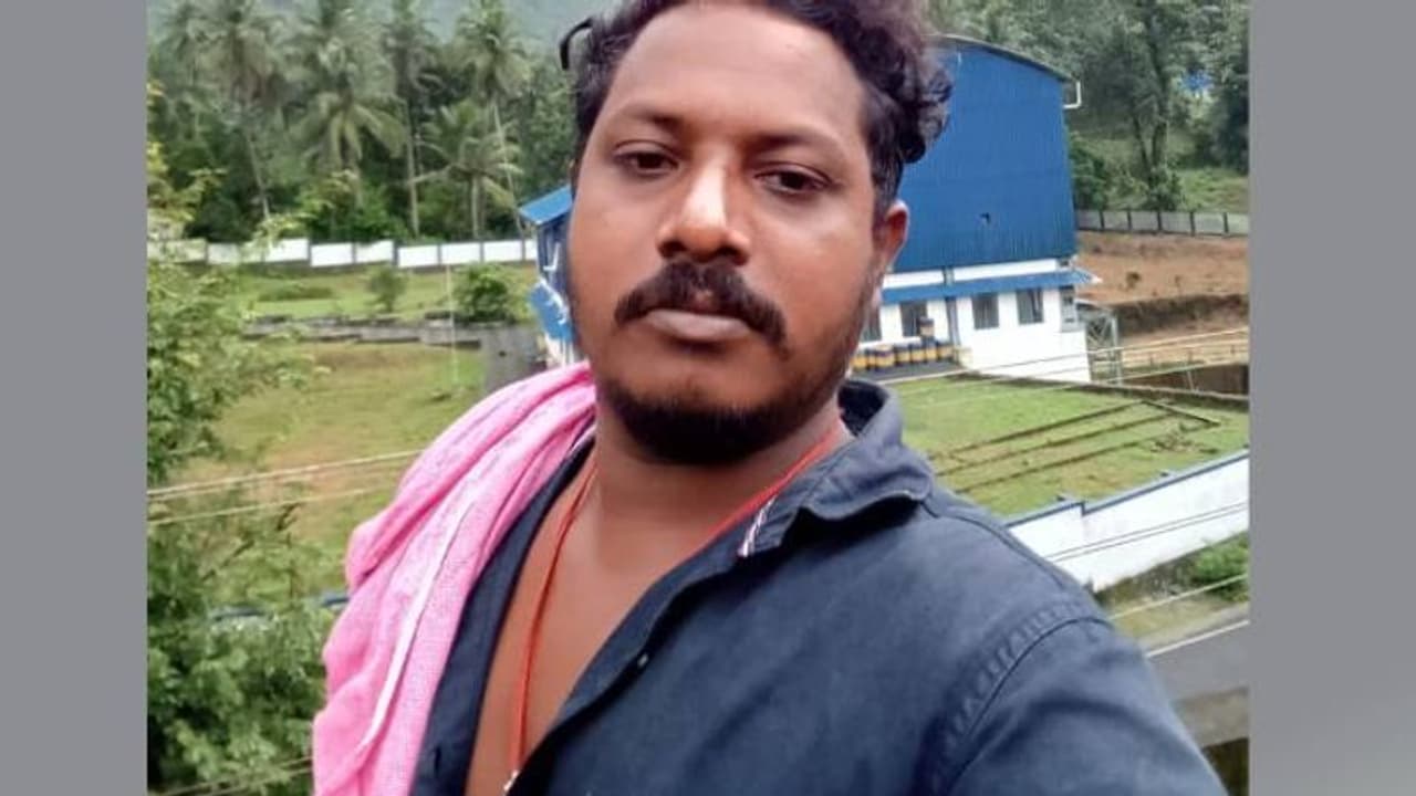 കോഴിക്കോട് ട്രാവലറും ബൈക്കും കൂട്ടിയിടിച്ച് പരിക്കേറ്റ യുവാവ് മരിച്ചു കോഴിക്കോട് ട്രാവലറും ബൈക്കും കൂട്ടിയിടിച്ച് പരിക്കേറ്റ യുവാവ് മരിച്ചു