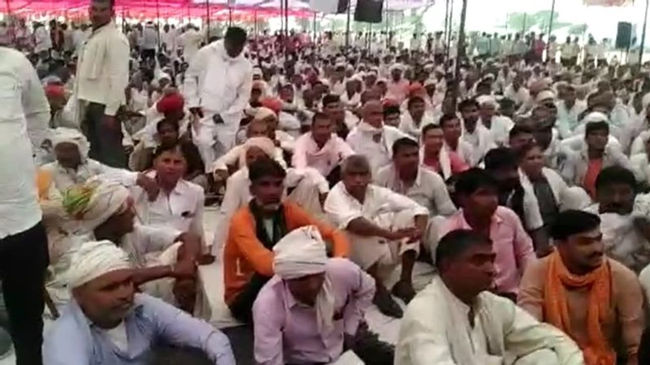 फिर टेंशन में CM अशोक गहलोत: सड़कों पर उतरे हजारों लोग, कहा सरकार हमारी बात माने नहीं तो एक करोड़ लोग आएंगे फिर टेंशन में CM अशोक गहलोत: सड़कों पर उतरे हजारों लोग, कहा सरकार हमारी बात माने नहीं तो एक करोड़ लोग आएंगे