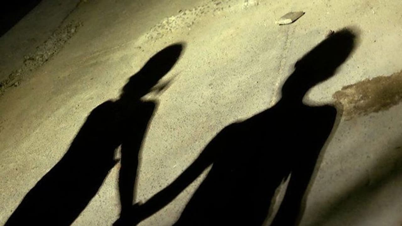 போலீஸ் ஸ்டேஷன் டிரசிங் ரூமில் முனகல் சத்தம்.. பெண் போலீசுடன் ஏட்டு உல்லாசமாக இருந்தாரா? வெளியான பகீர் தகவல்.!