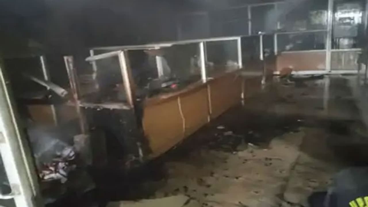 अचानक से धूं धूंकर जलने लगी स्टेट बैंक की शाखा, फर्नीचर, कंप्यूटर व अन्य सामान जलकर हुआ राख अचानक से धूं धूंकर जलने लगी स्टेट बैंक की शाखा, फर्नीचर, कंप्यूटर व अन्य सामान जलकर हुआ राख
