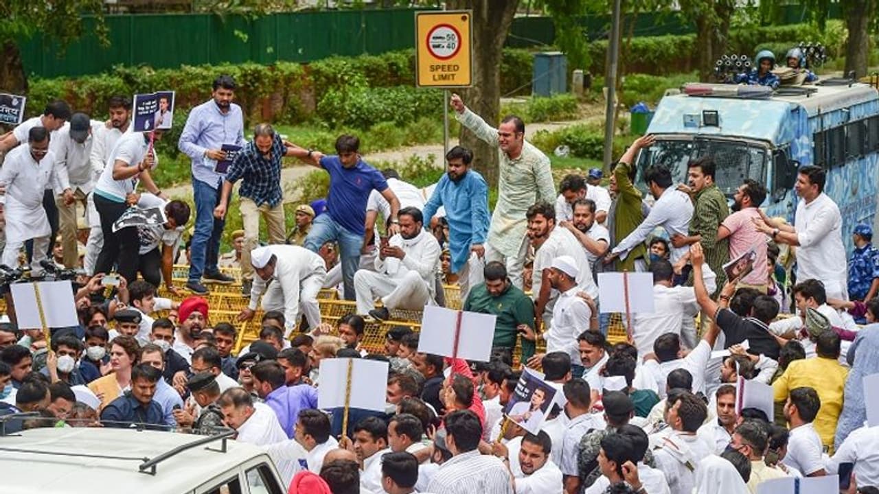 ರಾಹುಲ್ ವಿಚಾರಣೆ ವಿರುದ್ಧ ಕಾಂಗ್ರೆಸ್ ಕಿಚ್ಚು: ದಿಲ್ಲಿ ಸೇರಿ ದೇಶದ ವಿವಿಧ ಕಡೆ ಪ್ರತಿಭಟನೆ ರಾಹುಲ್ ವಿಚಾರಣೆ ವಿರುದ್ಧ ಕಾಂಗ್ರೆಸ್ ಕಿಚ್ಚು: ದಿಲ್ಲಿ ಸೇರಿ ದೇಶದ ವಿವಿಧ ಕಡೆ ಪ್ರತಿಭಟನೆ