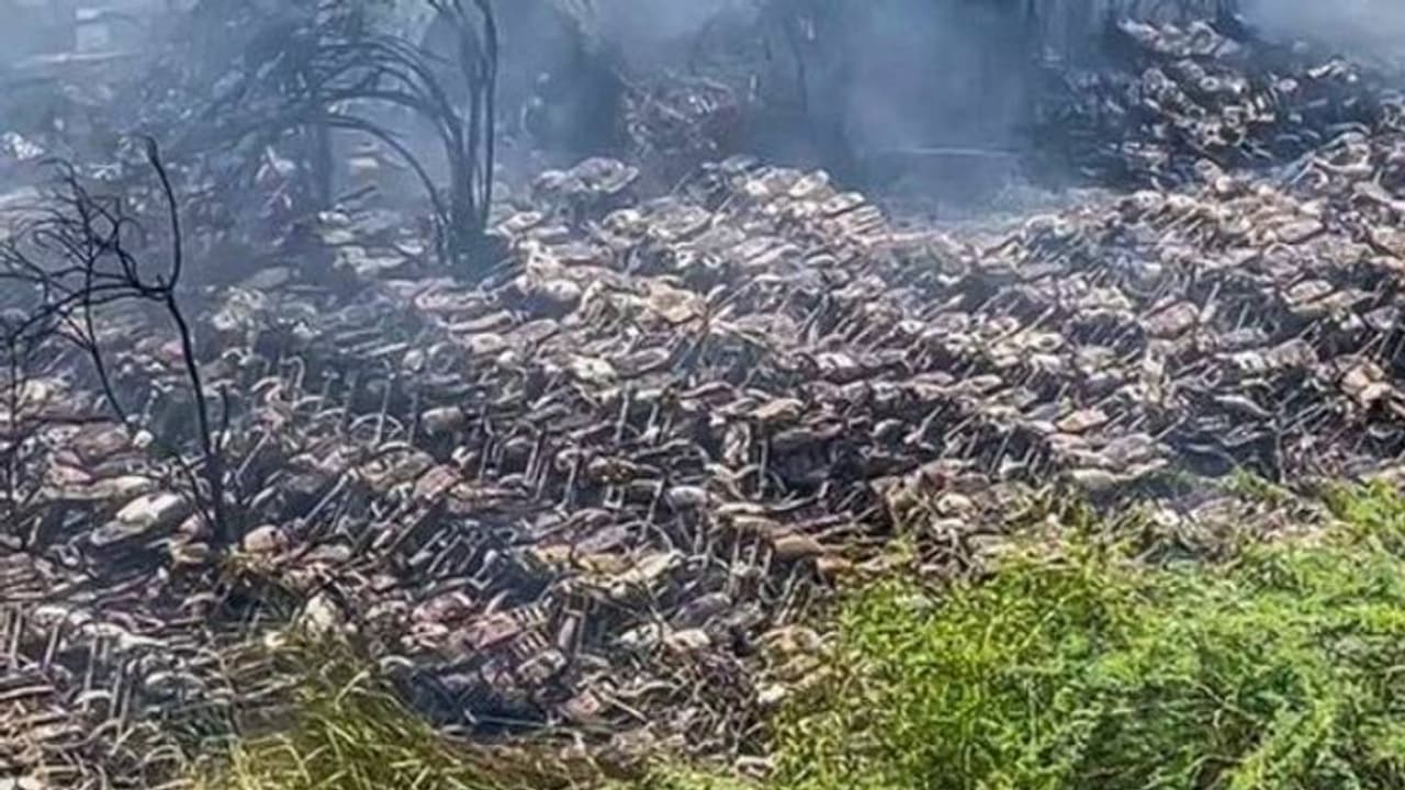 சின்ன ஸ்பார்க் தான்... 400 வாகனங்கள் காலி... பரபரக்கும் கராச்சி தீ விபத்து...! சின்ன ஸ்பார்க் தான்... 400 வாகனங்கள் காலி... பரபரக்கும் கராச்சி தீ விபத்து...!