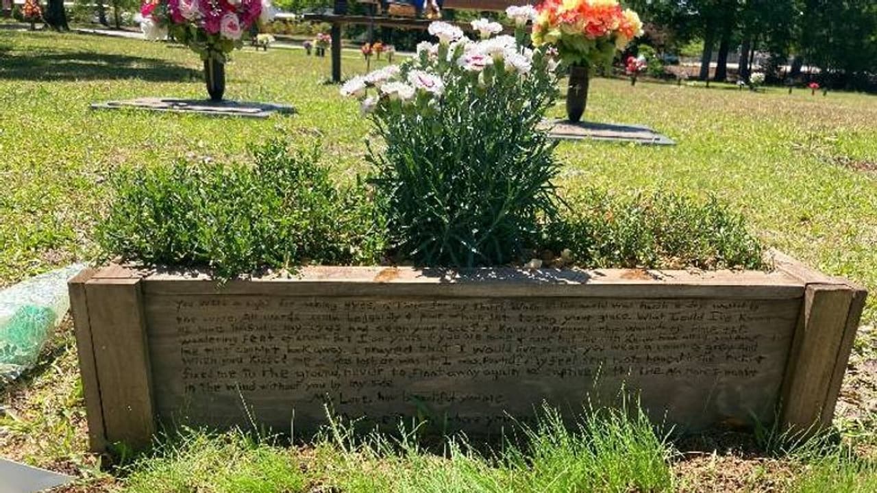 കാമുകിയുടെ കല്ലറയിൽ സ്ഥിരമായി പൂക്കൾ വച്ചു, യുവാവിനെതിരെ കേസും പിഴയും 