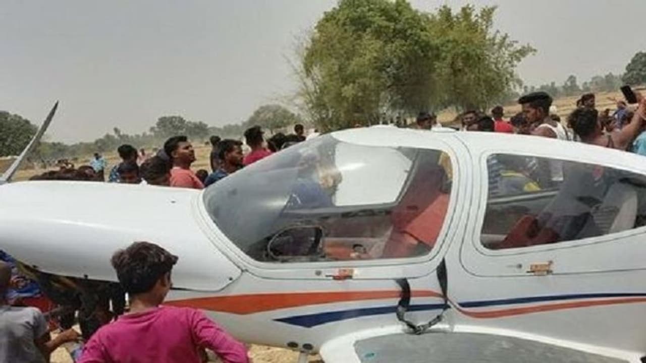 अमेठी: ट्रेनिंग एयरक्राफ्ट की अचानक लैंडिंग से इलाके में मचा हड़कंप, टला बड़ा हादसा अमेठी: ट्रेनिंग एयरक्राफ्ट की अचानक लैंडिंग से इलाके में मचा हड़कंप, टला बड़ा हादसा