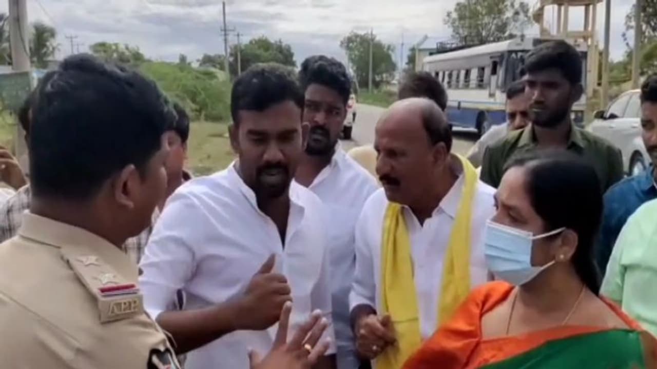 టీడీపీ చలో కలెక్టరేట్‌ను అడ్డుకున్న పోలీసులు.. తీవ్ర ఉద్రిక్తత.. పరిటాల శ్రీరామ్‌, పోలీసుల మధ్య వాగ్వాదం