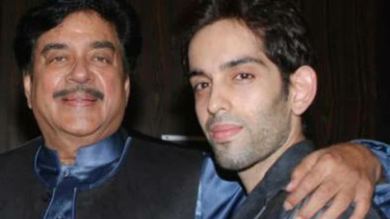 ड्रग्स केस में सिद्धांत कपूर की गिरफ्तारी पर बिफरे शत्रुघ्न सिन्हा के बेटे, एक्शन लेने वालों पर उठाया बड़ा सवाल ड्रग्स केस में सिद्धांत कपूर की गिरफ्तारी पर बिफरे शत्रुघ्न सिन्हा के बेटे, एक्शन लेने वालों पर उठाया बड़ा सवाल