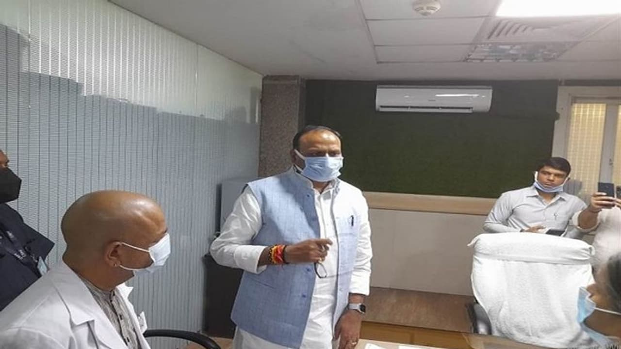 एडवांस में लगी स्वास्थ्यकर्मियों की अटेंडेंस देख भड़के डिप्टी सीएम, नोएडा से सामने आया अनोखा खेल