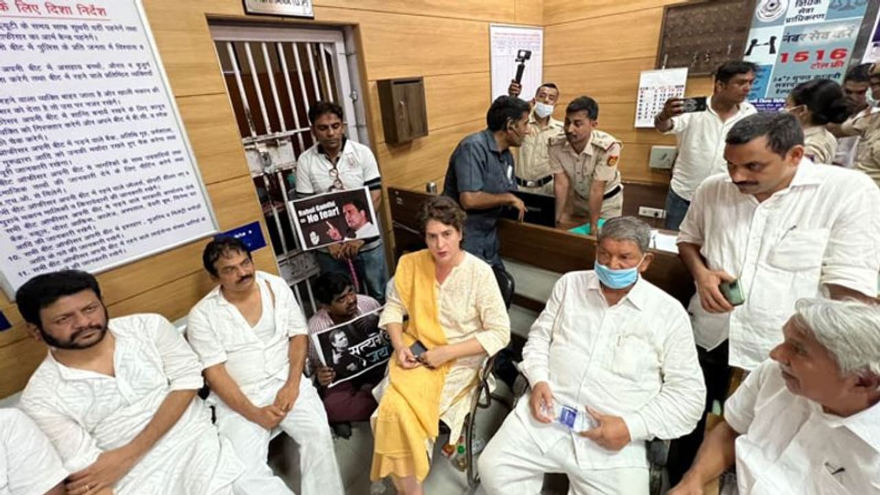 नेशनल हेराल्ड केस: ED दफ्तर तक मार्च करते हुए पहुंचे राहुल गांधी, गिरफ्तार नेताओं से थाने में मिलीं प्रियंका नेशनल हेराल्ड केस: ED दफ्तर तक मार्च करते हुए पहुंचे राहुल गांधी, गिरफ्तार नेताओं से थाने में मिलीं प्रियंका