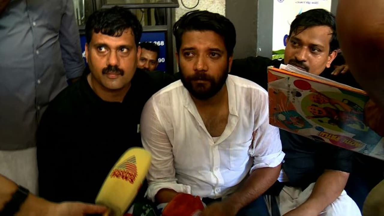 'ഇത്ര പേടിയുണ്ടെങ്കിൽ മുഖ്യമന്ത്രി വീട്ടിലിരിക്കണം'; എന്നും ചില്ലുകൂട്ടിൽ ഇരിക്കാമെന്ന് കരുതേണ്ടെന്ന് ഷാഫി 'ഇത്ര പേടിയുണ്ടെങ്കിൽ മുഖ്യമന്ത്രി വീട്ടിലിരിക്കണം'; എന്നും ചില്ലുകൂട്ടിൽ ഇരിക്കാമെന്ന് കരുതേണ്ടെന്ന് ഷാഫി