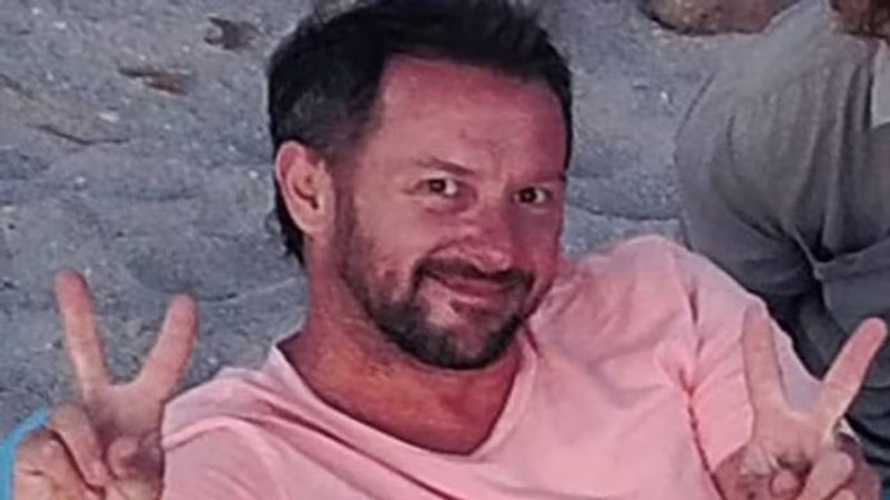 ലൈഫ് ജാക്കറ്റ് പോലുമില്ലാതെ ഇരുട്ടിൽ കടലിൽ നീന്തിയത് 17 കിലോമീറ്റർ! ലൈഫ് ജാക്കറ്റ് പോലുമില്ലാതെ ഇരുട്ടിൽ കടലിൽ നീന്തിയത് 17 കിലോമീറ്റർ!