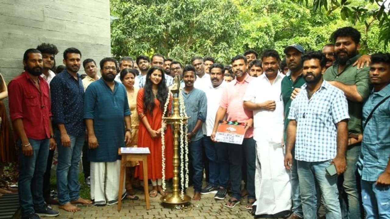 ശ്രീനാഥ് ഭാസി നായകനാവുന്ന 'നമുക്ക് കോടതിയില് കാണാം'; ചിത്രീകരണം ആരംഭിച്ചു ശ്രീനാഥ് ഭാസി നായകനാവുന്ന 'നമുക്ക് കോടതിയില് കാണാം'; ചിത്രീകരണം ആരംഭിച്ചു