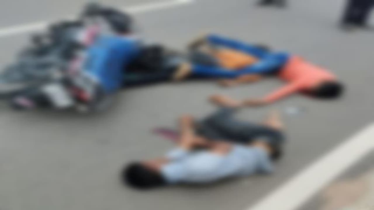 కామారెడ్డి జిల్లాలో ఘోర ప్రమాదం... బైక్ లారీ ఢీ, ముగ్గురు యువకులు దుర్మరణం కామారెడ్డి జిల్లాలో ఘోర ప్రమాదం... బైక్ లారీ ఢీ, ముగ్గురు యువకులు దుర్మరణం