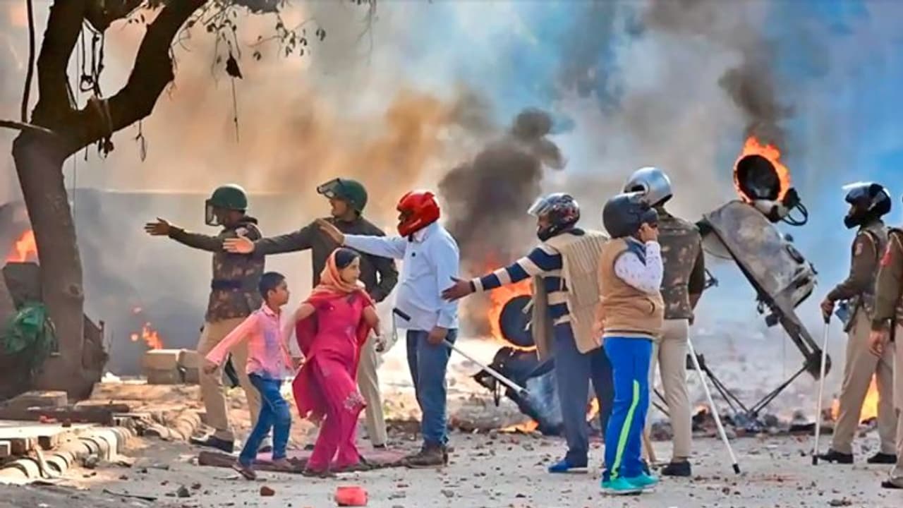 बचाना चाहते हैं अपनी जान और सम्मान तो इन 4 परिस्थितियों में फंसते ही वहां से हो जाएं नौ दो ग्यारह