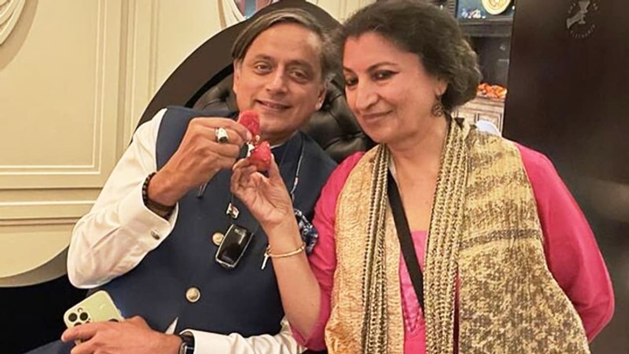 Shashi Tharoor: लंदन में महिला साहित्यकार संग 'स्ट्रॉबेरी' के साथ दिखे शशि थरूर, यूजर्स कर रहे ऐसे कमेंट्स Shashi Tharoor: लंदन में महिला साहित्यकार संग 'स्ट्रॉबेरी' के साथ दिखे शशि थरूर, यूजर्स कर रहे ऐसे कमेंट्स