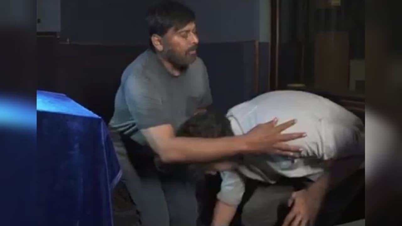 फ्लॉप फिल्मों के बीच 'ब्रह्मास्त्र' को साउथ के मेगा स्टार का सहारा, डायरेक्टर ने पैर छूकर किया स्वागत फ्लॉप फिल्मों के बीच 'ब्रह्मास्त्र' को साउथ के मेगा स्टार का सहारा, डायरेक्टर ने पैर छूकर किया स्वागत