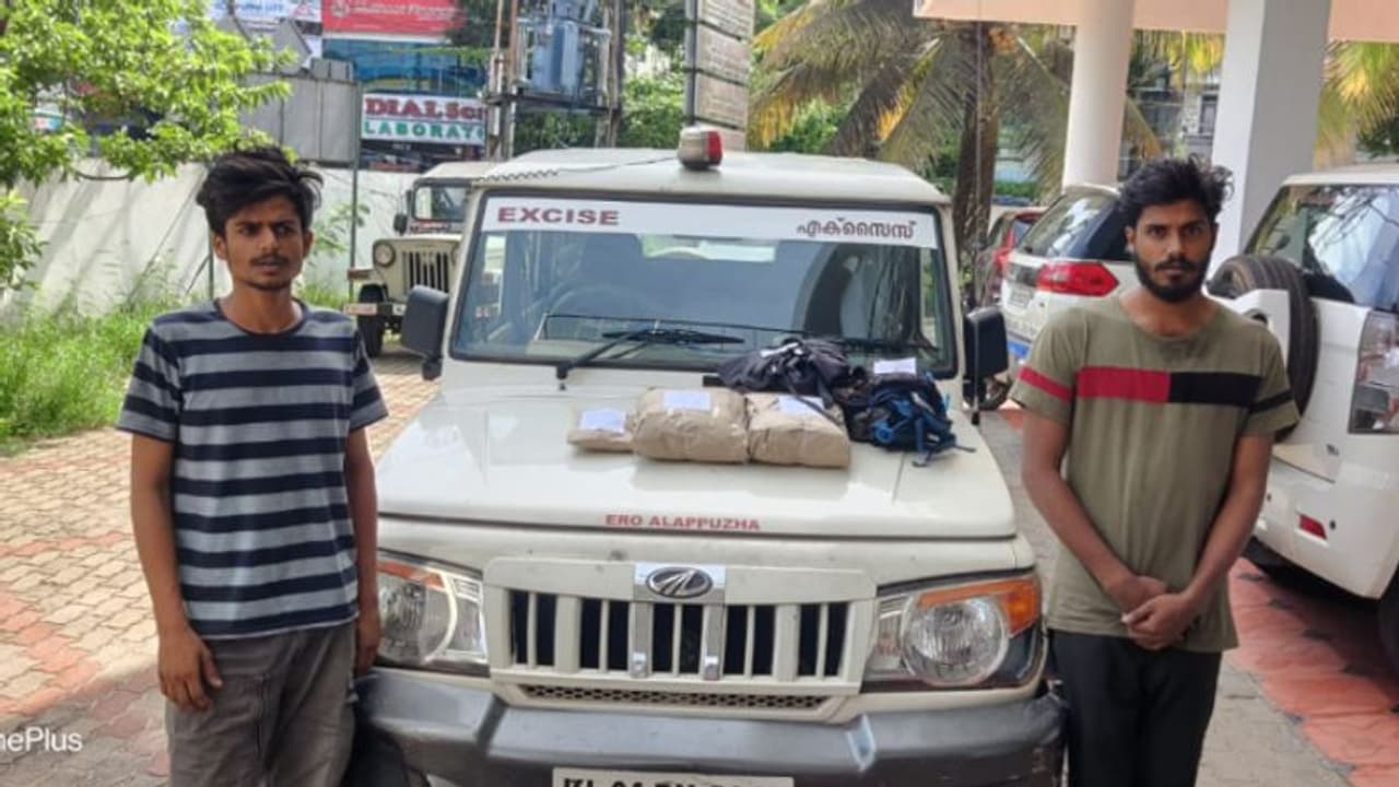 ആന്ധ്രയില്‍ നിന്നും കടത്തിക്കൊണ്ടുവന്ന മൂന്നരകിലോ കഞ്ചാവുമായി യുവാക്കള്‍ പിടിയില്‍