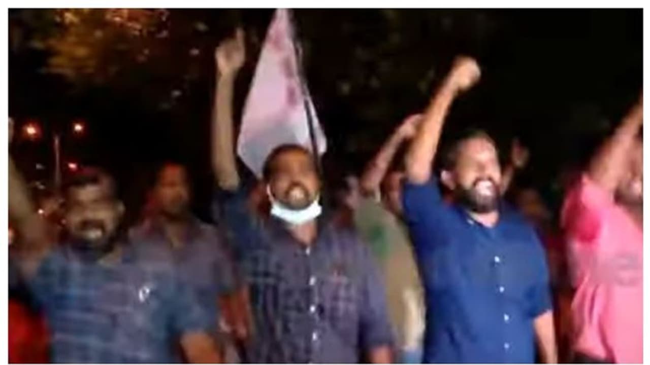 യൂത്ത് കോണ്ഗ്രസിനെതിരെ പ്രതിഷേധവുമായി ഡിവൈഎഫ്ഐ: കോണ്ഗ്രസ് ഫ്ലക്സ് ബോര്ഡുകള് വലിച്ചുകീറി യൂത്ത് കോണ്ഗ്രസിനെതിരെ പ്രതിഷേധവുമായി ഡിവൈഎഫ്ഐ: കോണ്ഗ്രസ് ഫ്ലക്സ് ബോര്ഡുകള് വലിച്ചുകീറി