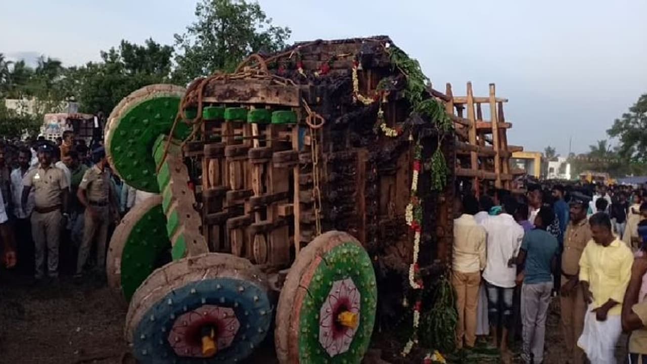 அதிர்ச்சி... தருமபுரியில் தேர் கவிழ்ந்து விபத்து... 2 பேர் உயிரிழப்பு!!