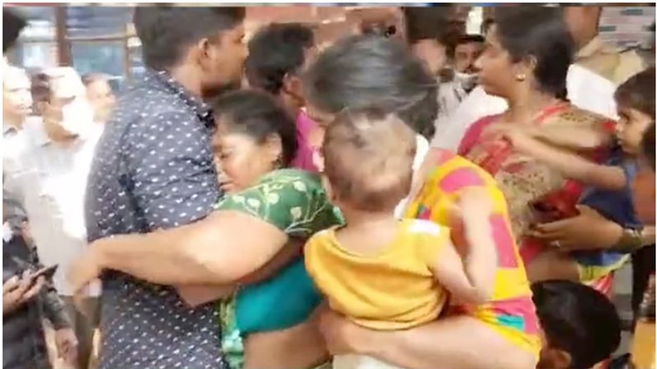 ചെന്നൈയിൽ വീണ്ടും ലോക്കപ്പ് മരണം; രണ്ട് മാസത്തിനിടെ രണ്ടാമത്തെ മരണം, പൊലീസുകാര്ക്ക് സസ്പെന്ഷന് ചെന്നൈയിൽ വീണ്ടും ലോക്കപ്പ് മരണം; രണ്ട് മാസത്തിനിടെ രണ്ടാമത്തെ മരണം, പൊലീസുകാര്ക്ക് സസ്പെന്ഷന്