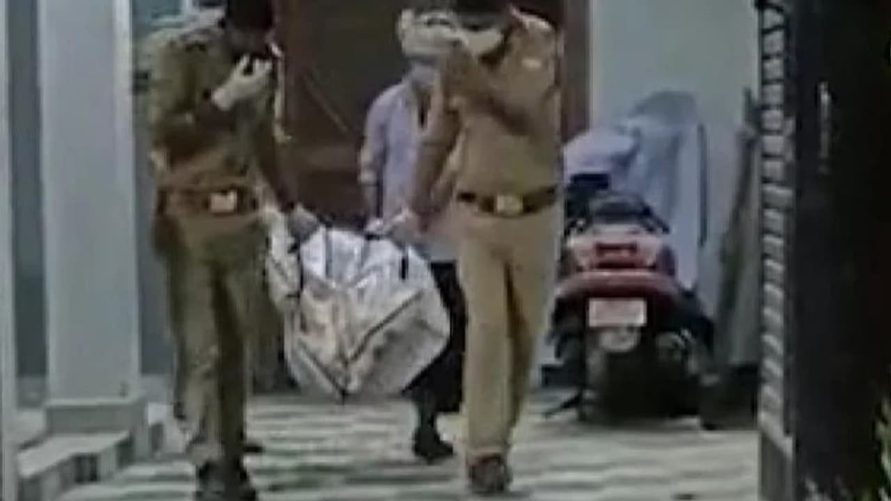 पिता ने बेटे के हाथ पैर बांधकर धूप में डाला, तड़प तड़पकर मौत, पुलिस ने भी दर्ज नहीं किया केस वजह बहुत दर्दनाक पिता ने बेटे के हाथ पैर बांधकर धूप में डाला, तड़प तड़पकर मौत, पुलिस ने भी दर्ज नहीं किया केस वजह बहुत दर्दनाक