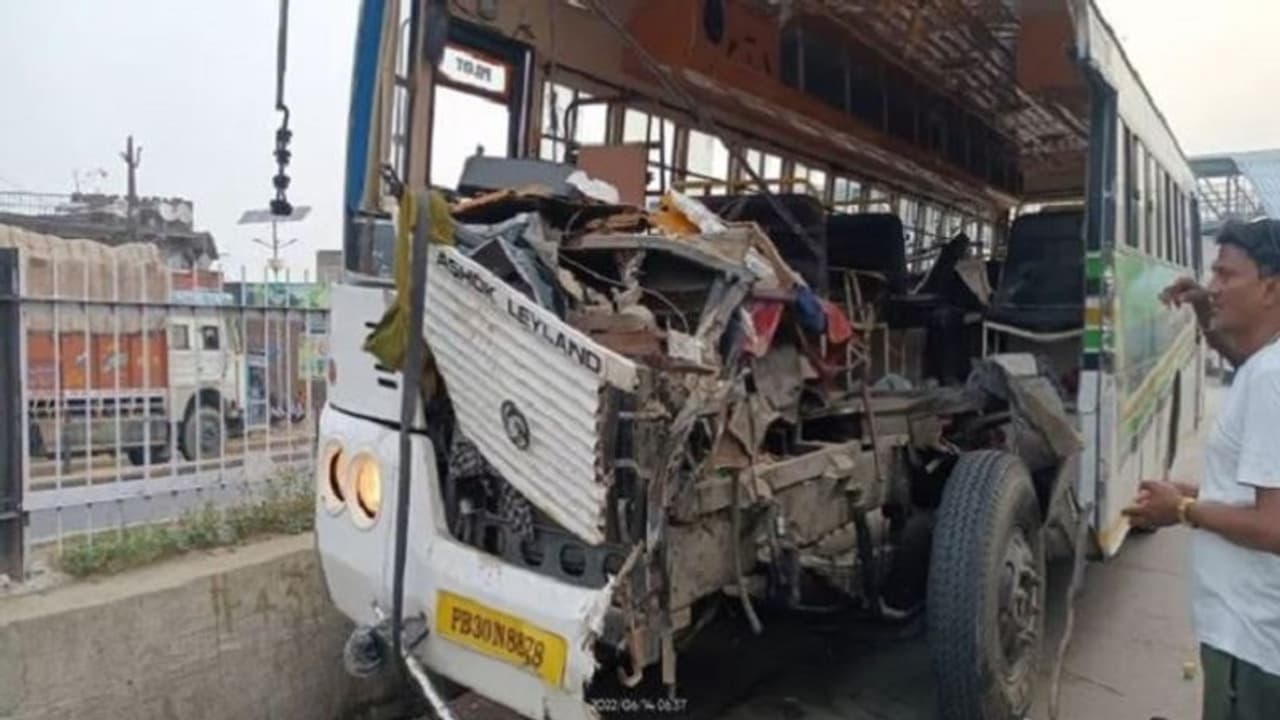 कुशीनगर: बिहार से मजदूरों को लेकर पंजाब जा रही बस सड़क हादसे का हुई शिकार, 50 से ज्यादा लोग घायल कुशीनगर: बिहार से मजदूरों को लेकर पंजाब जा रही बस सड़क हादसे का हुई शिकार, 50 से ज्यादा लोग घायल