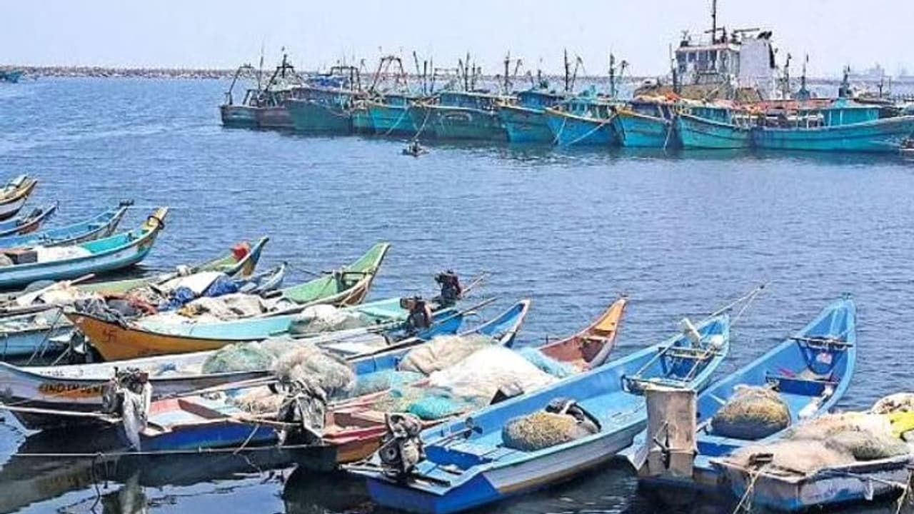 ഇന്ന് മുതൽ ജൂലൈ 4വരെ കേരള ലക്ഷദ്വീപ് തീരങ്ങളിലും രണ്ടാം തിയതി വരെ കർണാടക തീരങ്ങളിലും മൽസ്യബന്ധനത്തിന് വിലക്ക് ഇന്ന് മുതൽ ജൂലൈ 4വരെ കേരള ലക്ഷദ്വീപ് തീരങ്ങളിലും രണ്ടാം തിയതി വരെ കർണാടക തീരങ്ങളിലും മൽസ്യബന്ധനത്തിന് വിലക്ക്