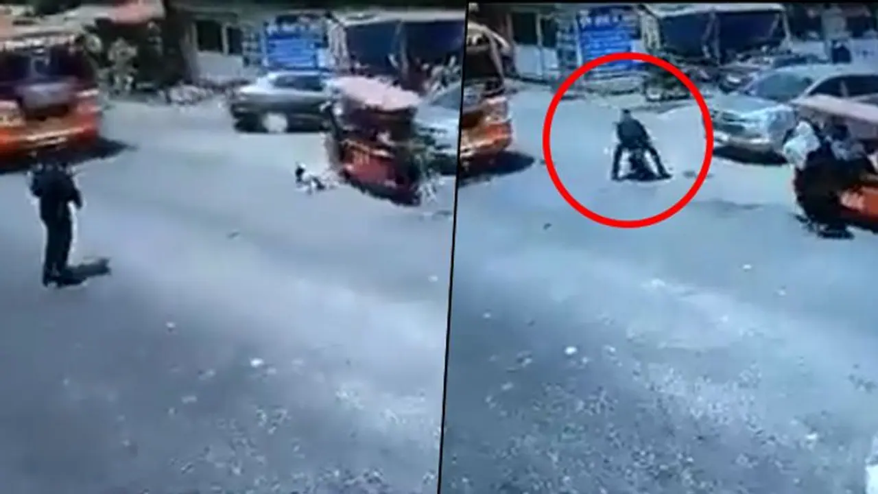 Traffic cop saves toddler who fell from moving e rickshaw; watch shocking video Traffic cop saves toddler who fell from moving e rickshaw; watch shocking video
