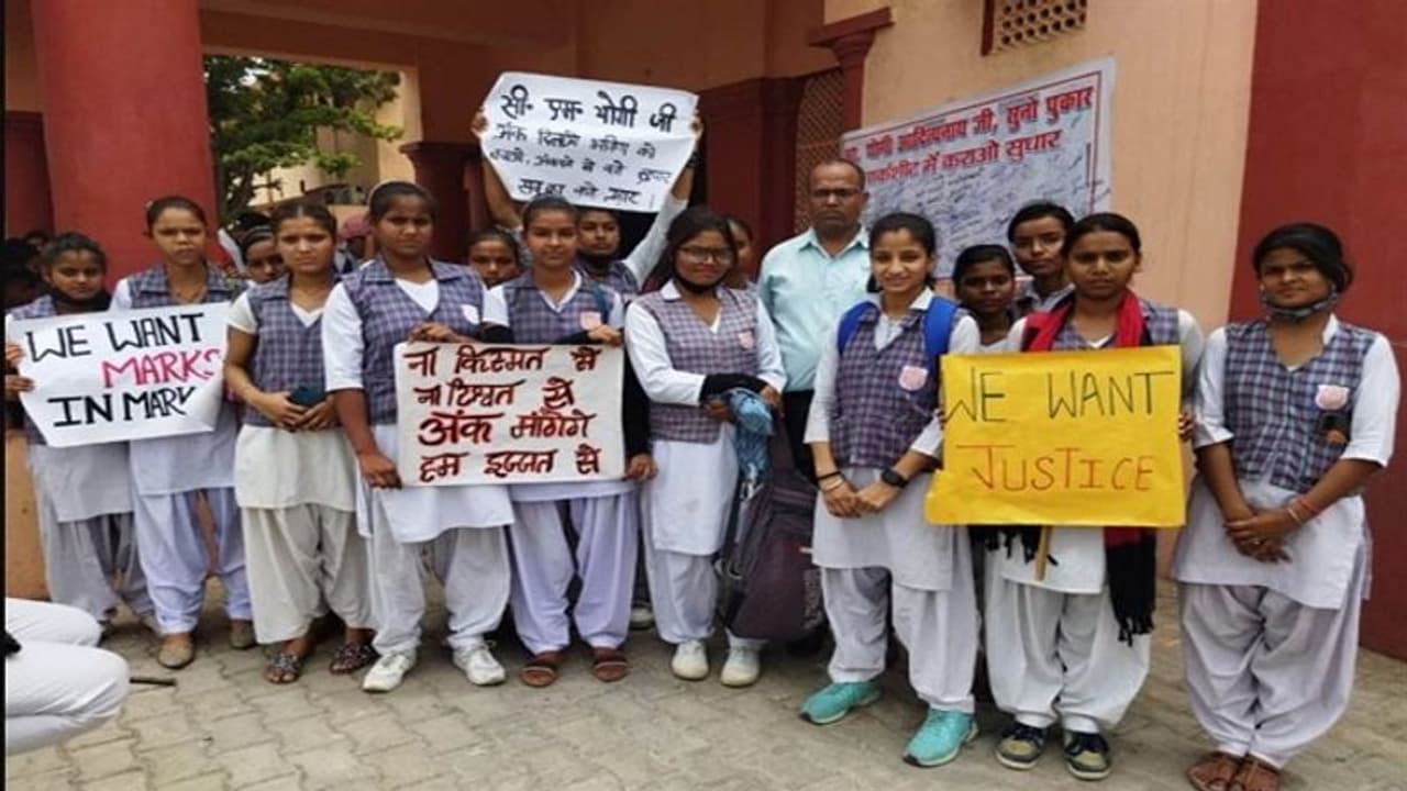 यूपी बोर्ड ने थमा दी कोरी मार्कशीट्स, दर दर भटकने को मजबूर विद्यार्थी लगा रहे मदद की गुहार