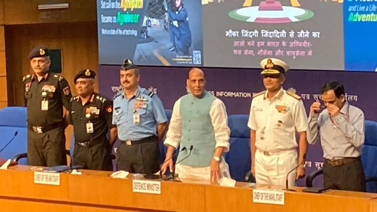 Agnipath Scheme: भारत में जॉब का पिटारा खुला, तीनों सेनाओं में 4 साल के लिए 'अग्निवीरों' की भर्ती का ऐलान