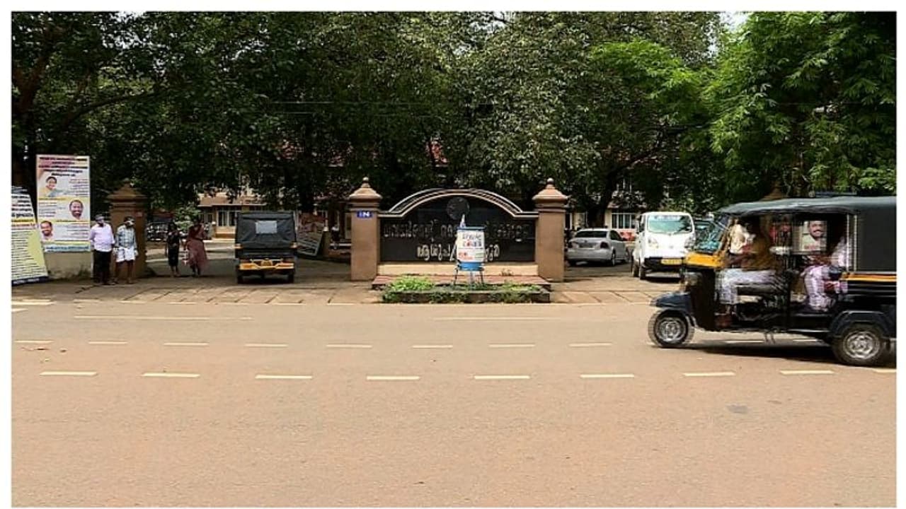 ഷൊര്ണ്ണൂരില് വിഷം കഴിച്ച നിലയില് കണ്ടെത്തിയ യുവാവ് മരിച്ചു; അച്ഛനും അമ്മയും ചികിത്സയില് ഷൊര്ണ്ണൂരില് വിഷം കഴിച്ച നിലയില് കണ്ടെത്തിയ യുവാവ് മരിച്ചു; അച്ഛനും അമ്മയും ചികിത്സയില്