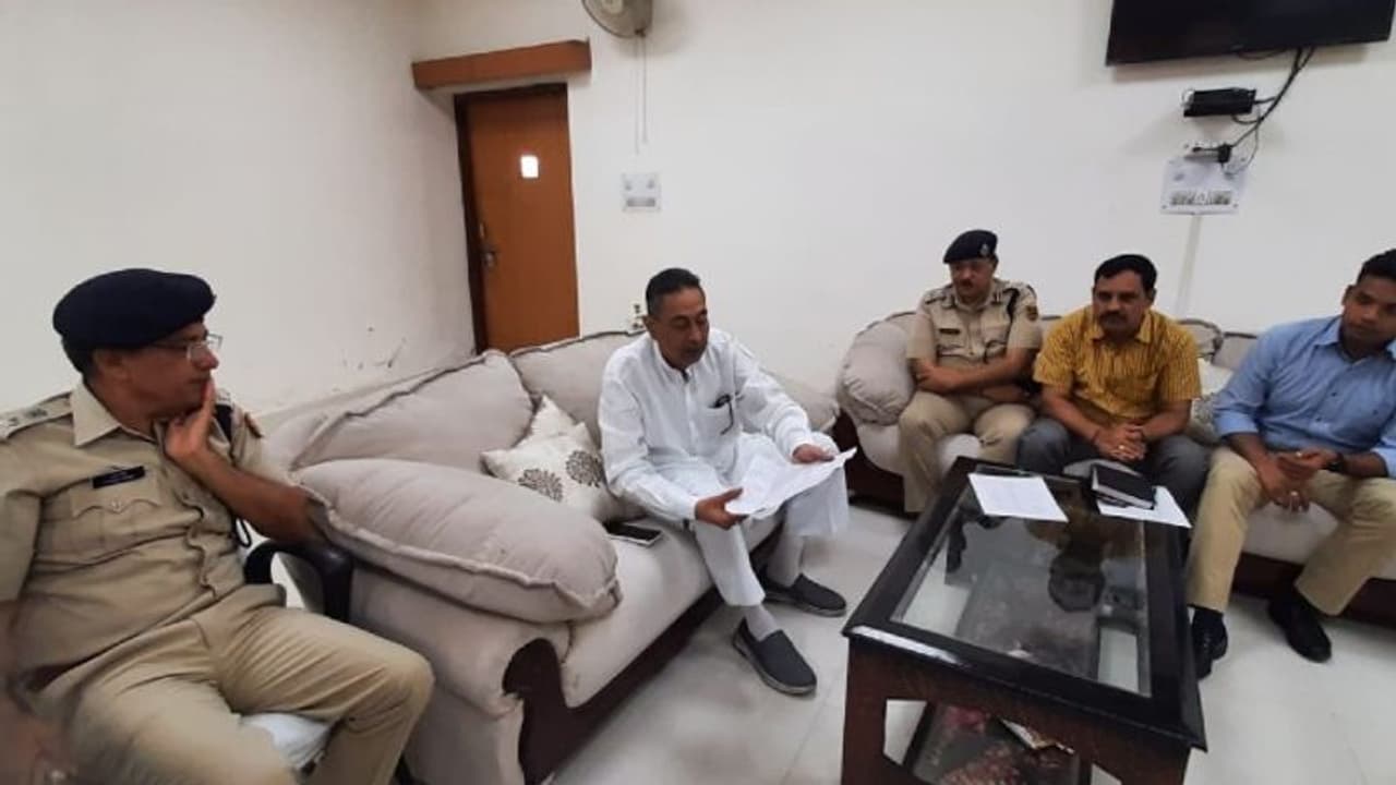 भरतपुर में आरक्षण की आग: 45 डिग्री तापमान में बैठे बुजुर्ग और महिलाएं, मंत्री बुलाते रह गए नहीं गया कोई मिलने भरतपुर में आरक्षण की आग: 45 डिग्री तापमान में बैठे बुजुर्ग और महिलाएं, मंत्री बुलाते रह गए नहीं गया कोई मिलने