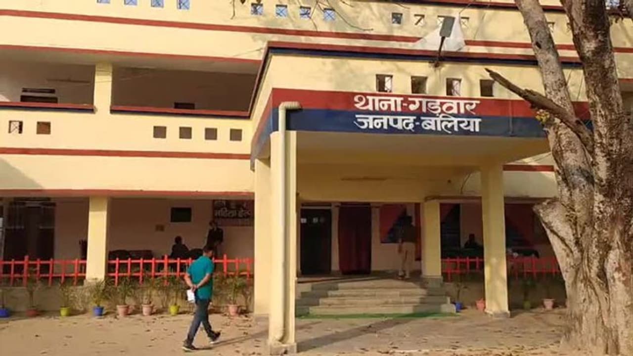 बलिया: इंस्टाग्राम पर पैगम्बर के खिलाफ की आपत्तिजनक पोस्ट, ट्विटर पर हुई शिकायत के बाद आरोपी हुआ गिरफ्तार बलिया: इंस्टाग्राम पर पैगम्बर के खिलाफ की आपत्तिजनक पोस्ट, ट्विटर पर हुई शिकायत के बाद आरोपी हुआ गिरफ्तार